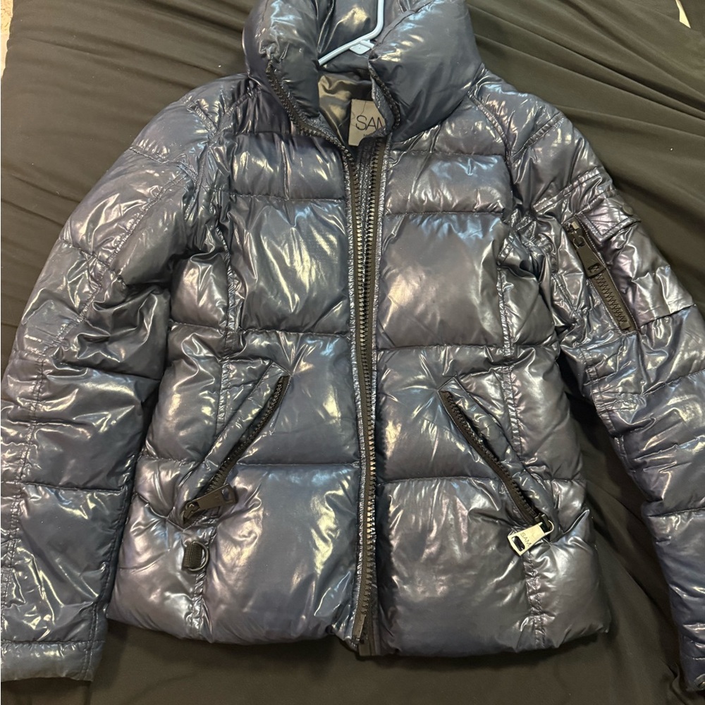 Shiny Puffer Jacket in Metallic blue